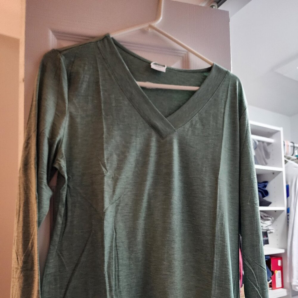 Xieerduo Fashion Long Sleeve Light Weight Top.  New still in package with tags!